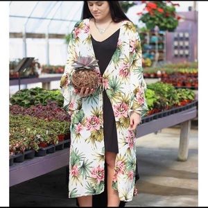 💛NWT, Boutique Floral Print Kimono